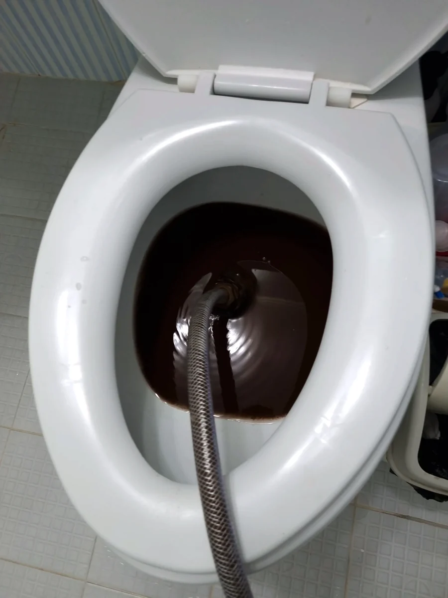 용인 현장 난방배관 세척 중 배출되는 짙은 색 물